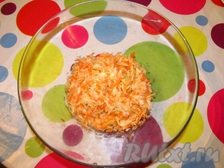 Капусту мелко нашинковать, морковь натереть на терке. Смешать, присыпать солью и немного помять.
