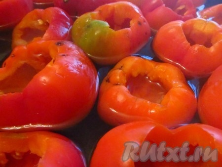 Перец очистить от семян, положить в глубокую посуду и залить кипятком.