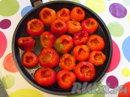 Перец очистить от семян, положить в глубокую посуду и залить кипятком.
