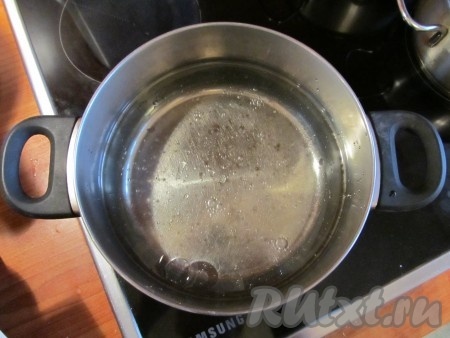 Приготовить маринад.
Все ингредиенты смешать в кастрюле, довести до кипения и кипятить на среднем огне 25 минут.
