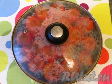 Закрыть крышкой и дать постоять 5-7 минут.
