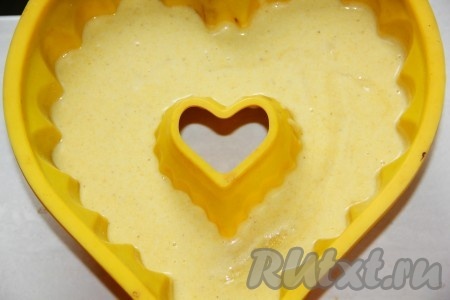 Вылить заварной кукурузный пирог в форму для запекания.