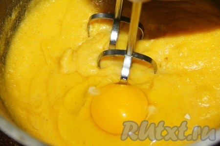 Дать кукурузной массе остыть, далее взбить её миксером. Затем начать добавлять по одному яйцу, каждый раз тщательно взбивая. Когда все яйца будут использованы, добавить разрыхлитель.
