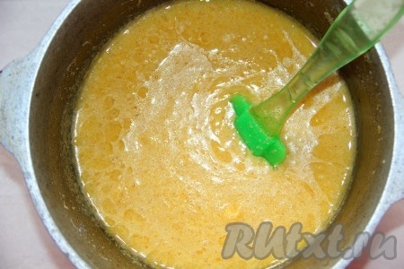 В казанке смешать кукурузную муку, сахар, молоко, оливковое масло и соль. 