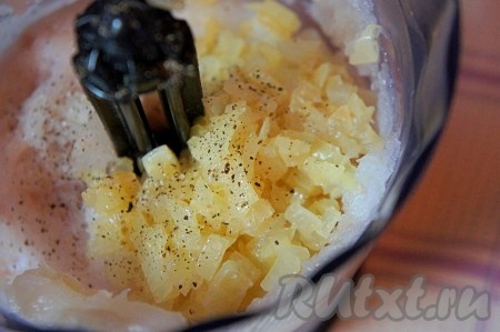 Лук мелко нарезать, добавить сливочное масло и поджарить до прозрачности. Добавить в рыбному фаршу обжаренный лук, соль, лимонный сок, чёрный перец. Пробить все указанные ингредиенты блендером ещё раз.