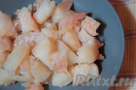 Филе трески промыть, обсушить и нарезать на средние кусочки.