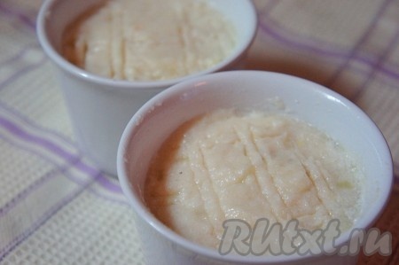 Духовку разогреть до 180 градусов. Формы (у меня порционные) смазать растительным маслом. Заполнить их полученной массой и поставить на противень или в глубокую форму.