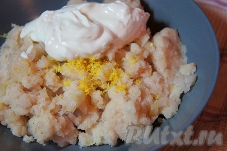 Добавить биотворог, цедру лимона. Тщательно перемешать.