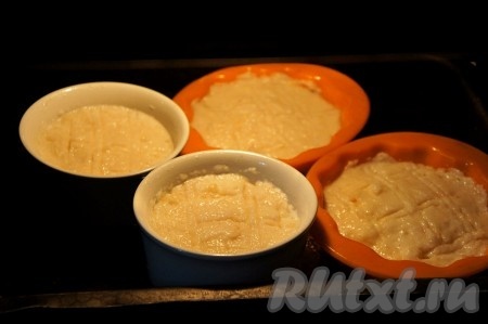 Добавить воды. Форма или формочки, в которых вы выпекаете рыбное суфле, должны быть покрыты водой наполовину. Запекать рыбное суфле 30-40 минут.