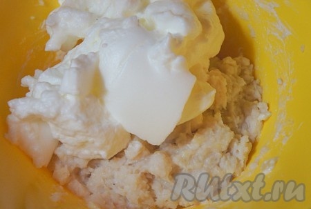 Охлаждённые яичные белки взбить с щепоткой соли до устойчивых пиков и аккуратно "вмешать" в рыбный фарш.