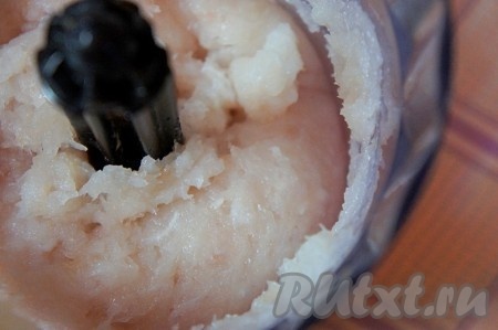 Измельчить рыбу с помощью блендера.