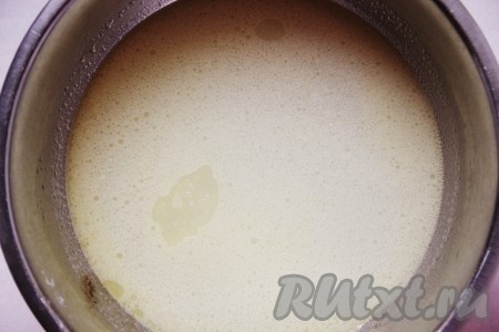 Растопить сливочное масло, залить его водой и нагреть масляную жидкость до температуры 36-39 градусов.
