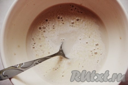 Немного масляной жидкости добавить к дрожжам и растворить их в ней. Когда дрожжи растворятся, влить к ним оставшуюся масляную жидкость.
