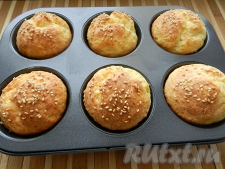 Творожные булочки "Как пух" выпекать в разогретой духовке при температуре 180 градусов 20-25 минут (до золотистого цвета). Готовую выпечку достать из духовки, дать немного остыть и вынуть из форм (или переложить с противня на тарелку).