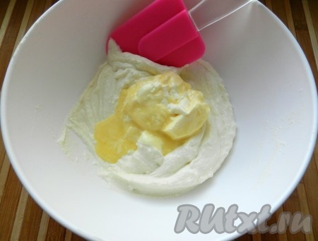 Вмешать размягчённое сливочное масло в творожную массу при помощи лопатки.
