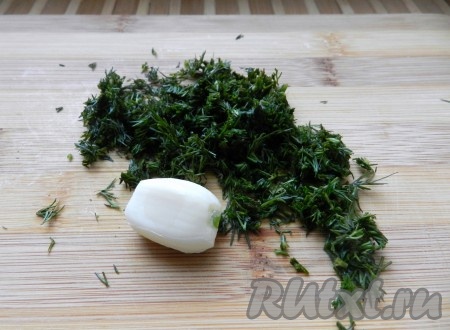 Мелко нарезать укроп.