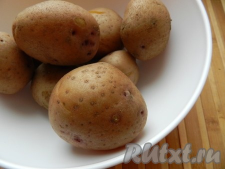 Картофель вымыть и отварить в кожуре. Затем охладить и очистить.