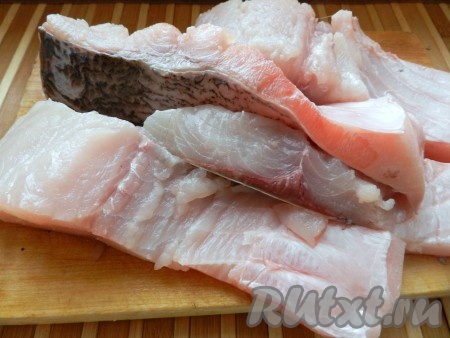 Разделить на порционные куски, удалить хребет и крупные кости.