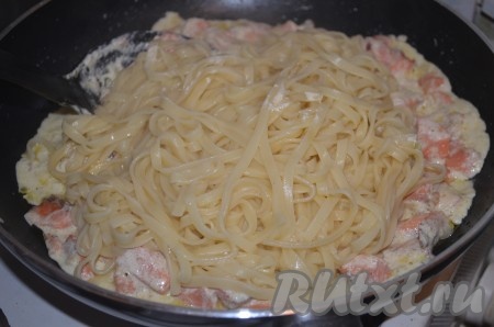 Одновременно с приготовлением соуса отварить тальятелле, добавить в соус перемешать.
