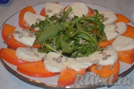 Руколу промыть, просушить, добавить в тарелку. Посыпать подсолнечными семечками.