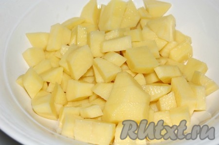 Картофель очистить и нарезать на небольшие кусочки, опустить в кастрюлю в тот же бульон, в котором варились грибы.
