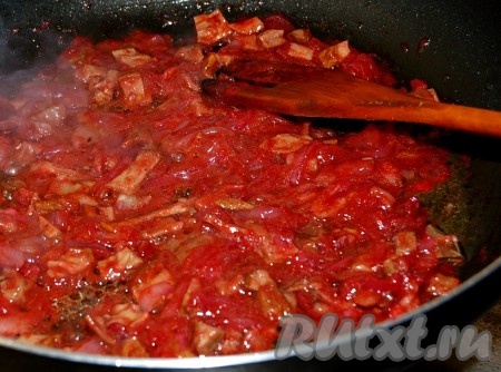 Отваренные до полуготовности грибы вытащить из кастрюли, нарезать на небольшие кусочки и обжарить на растительном масле вместе с нарезаным репчатым луком и томатной пастой.