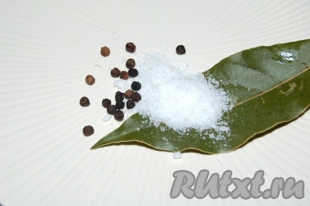 Добавить лавровый лист, соль, перец. Варить похлебку 30 минут, чтобы картофель и грибы получились разваристыми.&nbsp;
