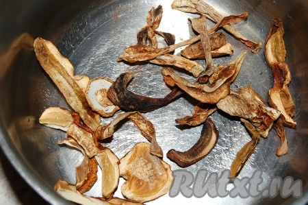 Залить холодной водой, довести до кипения и варить до полуготовности, примерно 1 час.