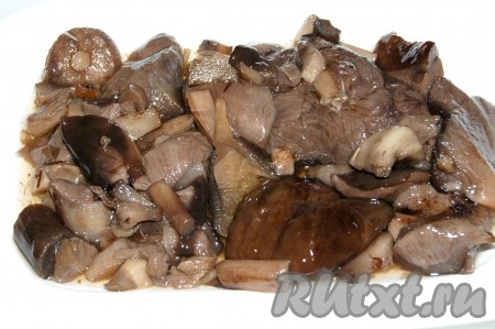 Вслед за картофелем опустить в кастрюлю размороженные вареные лесные  грибы.