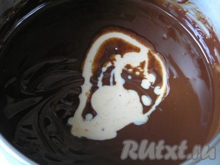 Влить ликер, перемешать, остудить.