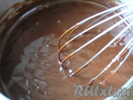 Нагревать на маленьком огне, помешивая, и довести массу до однородности.