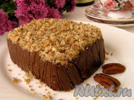 Готовый шоколадный десерт аккуратно вынуть из формы, убрать пленку.
