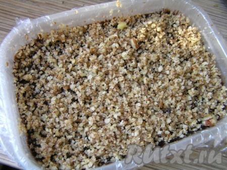 Присыпать оставшейся ореховой смесью и убрать в холодильник минимум на 4 часа.