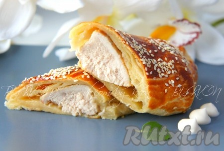 Куриная грудка, запечённая в слоёном тесте в духовке