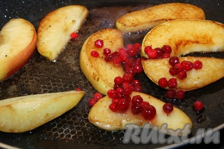 Под конец бросить горсть брусники. Брусника может быть любая (замороженная, свежая, в сахаре).