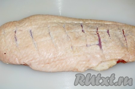 Со стороны кожи сделать надрезы с помощью острого ножа. Через эти надрезы будет лучше вытапливаться утиный жир и сама грудка быстрее и лучше прожарится.