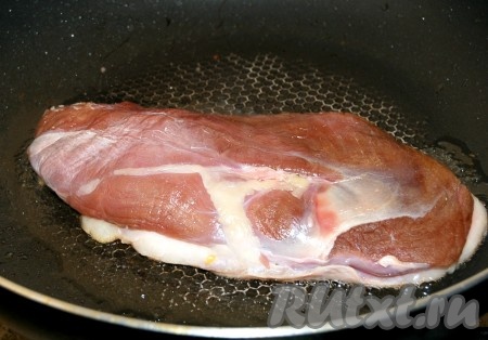 Взять сковороду, положить на сухую сковородку грудку кожицей вниз, не добавлять никакого масла(!). Если грудка маленькая, то жарить ее на сильном огне ровно 6 минут(!), затем перевернуть и жарить на другой стороне ровно 3 минуты(!). Важно не пережарить утиную грудку, иначе она получится сухой и жесткой. Если грудка большая, то время увеличить в полтора раза (9 минут и 4,5 минуты). Внутри грудка должна оставаться слегка розовой.
