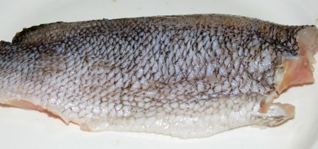 Приготовить филе рыбы. Помыть и слегка обсушить с помощью салфетки.