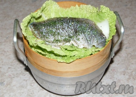 На капустные листья положить филе рыбки. Рыбку можно посолить и поперчить. А можно это сделать когда рыбка будет уже готова. Выбирайте сами, как вам удобнее и вкуснее.