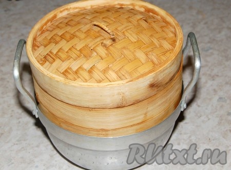 Закрыть пароварку крышкой. В нижнюю кастрюлю налить горячую воду, чтобы дно решета не касалось воды.&nbsp;Поставить на огонь и варить рыбу пару 15 минут после закипания на слабом огне.
