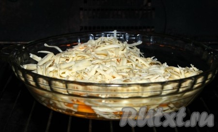 Отправить форму с тыквой и сыром в заранее нагретую до 190 градусов духовку на 30 минут, или пока сыр не зарумянится, а тыква не станет мягкой.
