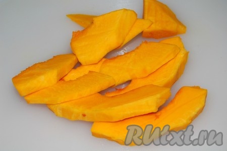 Тыкву очистить от кожуры и нарезать тонкими ломтиками.