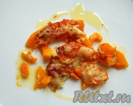 В горячем виде разложить по тарелкам и быстренько есть, пока блюдо горячее и сыр плавится.