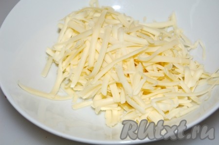 Натереть сыр на крупной терке.