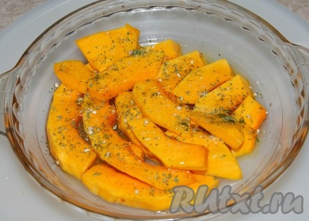 Посыпать тыкву любимыми специями, посолить и поперчить.