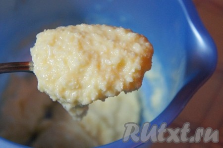 Полученная кокосовая масса должна получиться достаточно густой. Накрыть миску пищевой плёнкой и отправить в холодильник, желательно на ночь (не менее 7 часов).
