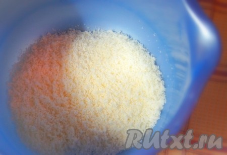 Кокосовую стружку высыпать в глубокую миску. Немного оставьте для обсыпки.