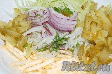 Все овощи нарезать тонкой соломкой и сложить в миску.