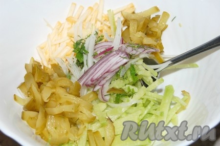 Добавить подсолнечное масло, соль, перец. Аккуратно размешать.