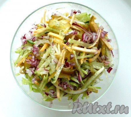 Выложить в салатник и можно подавать на стол. Сочный, вкуснейший постный салат из редьки и репы готов.